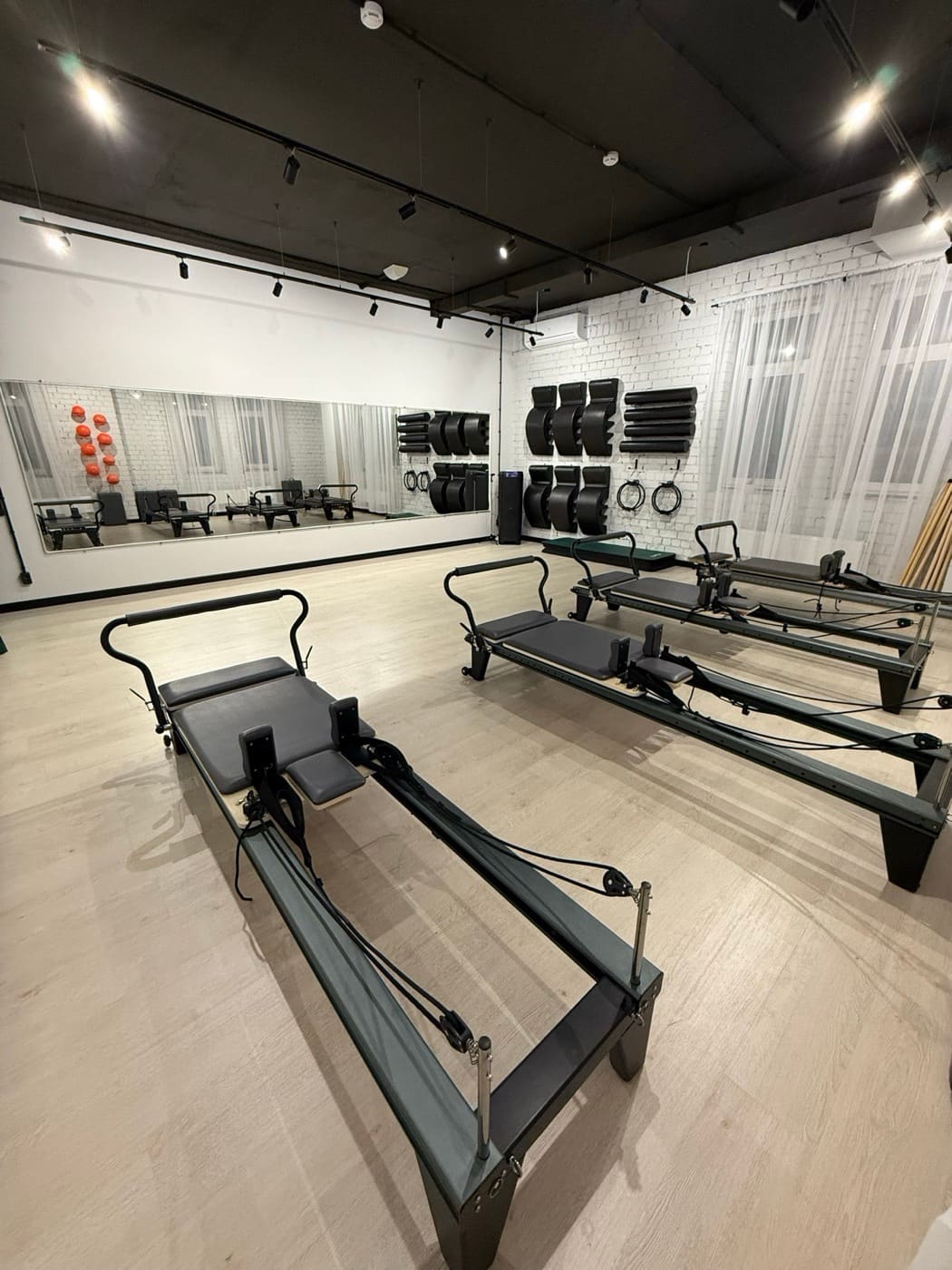 Большой зал студии пилатеса «Крылья» в Саратове: реформеры Balanced Body у зеркальной стены
