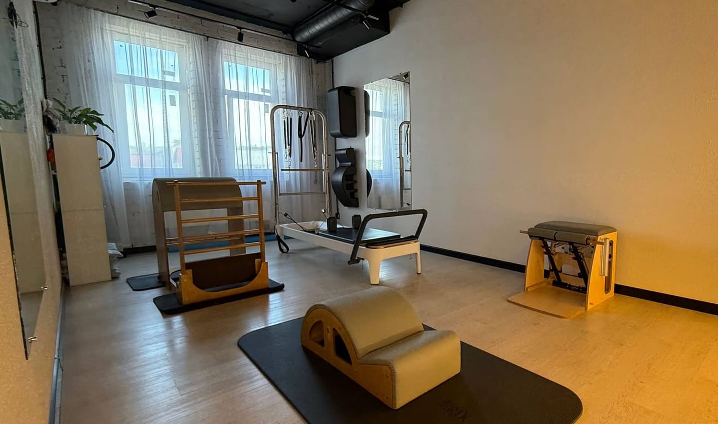 Малый зал студии пилатеса «Крылья» в Саратове: реформер Balanced Body Allegro 2 с башней, лестница-бочка, стул и спайн-корректор